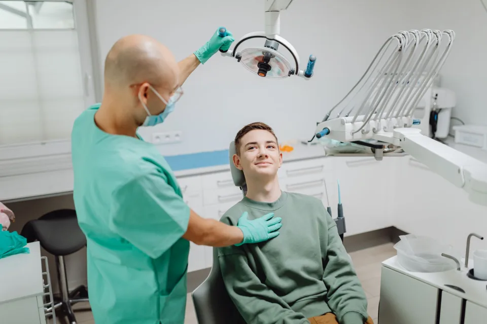 Phục hình răng cửa sứt mẻ bằng trám thẩm mỹ — trước