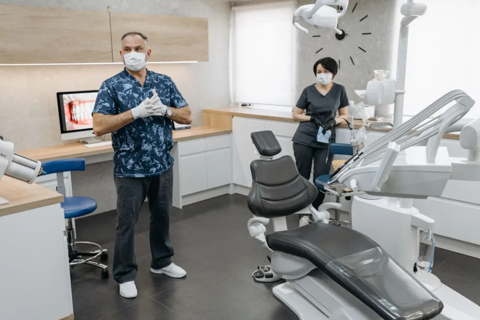 Cạo vôi và tẩy trắng — răng sạch mảng bám, sáng đều hơn — sau